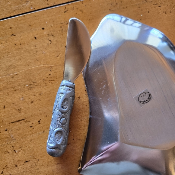 New pewter Christmas plate with spreader. - Picture 5 of 10